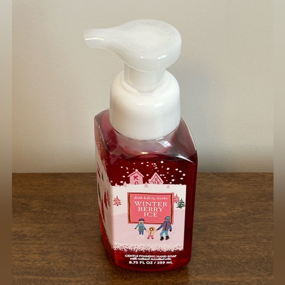 NEW BATH AND BODY WORKS FOAMING HAND SOAP ~ WINTER BERRY ICE - Picture 2 of 4